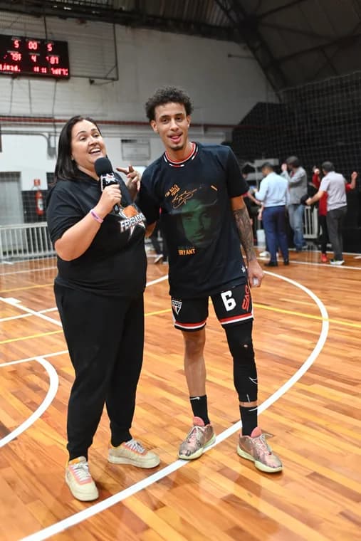 Apresentadora entrevistando atleta no ginásio