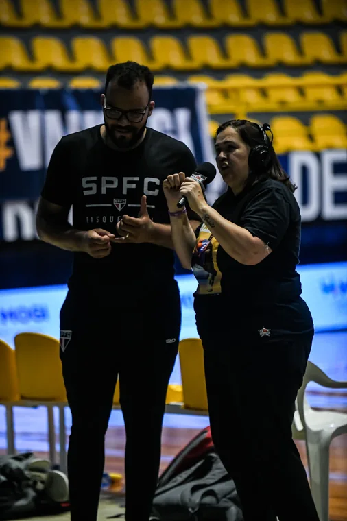 Equipe de filmagem e apresentadora durante entrevista