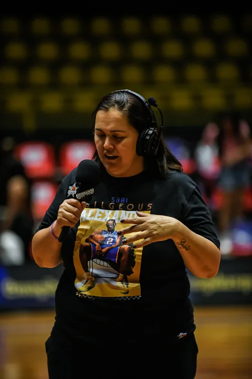 Apresentadora da Federados com headset e microfone